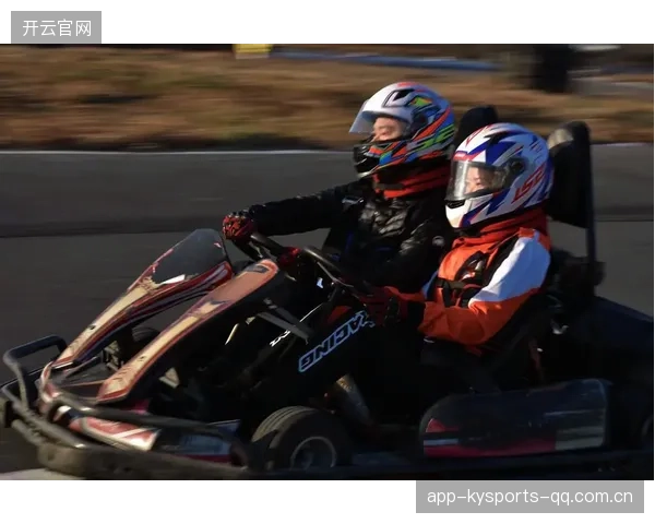 赛车最后冲刺贴地飞行，点燃速度与激情的极致瞬间